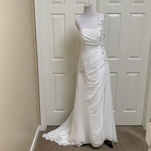 BRAND NEW W/Tags.  David’s Bridal Wedding Dress Size 8